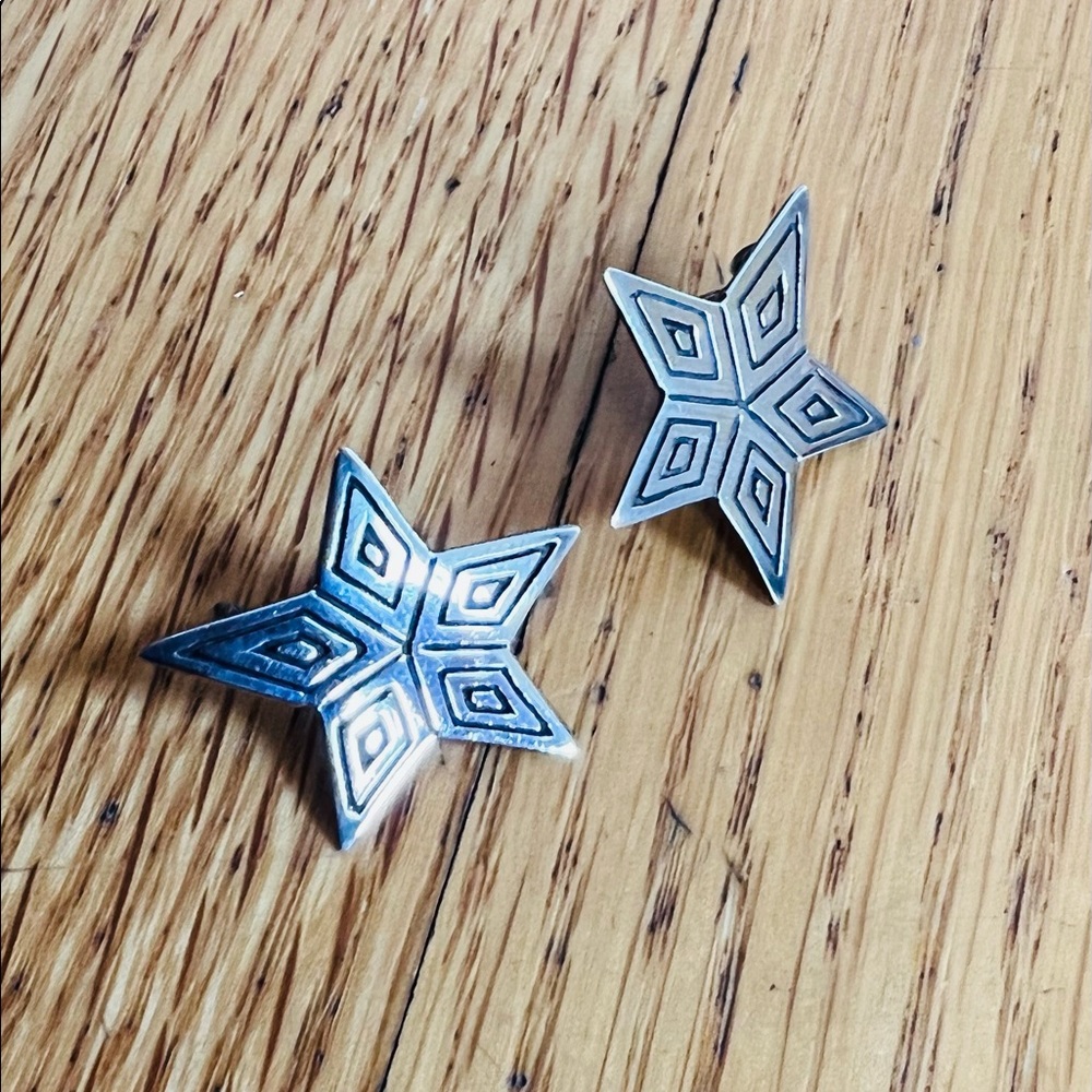 Bahgsu Sterling Silver Star Earrings